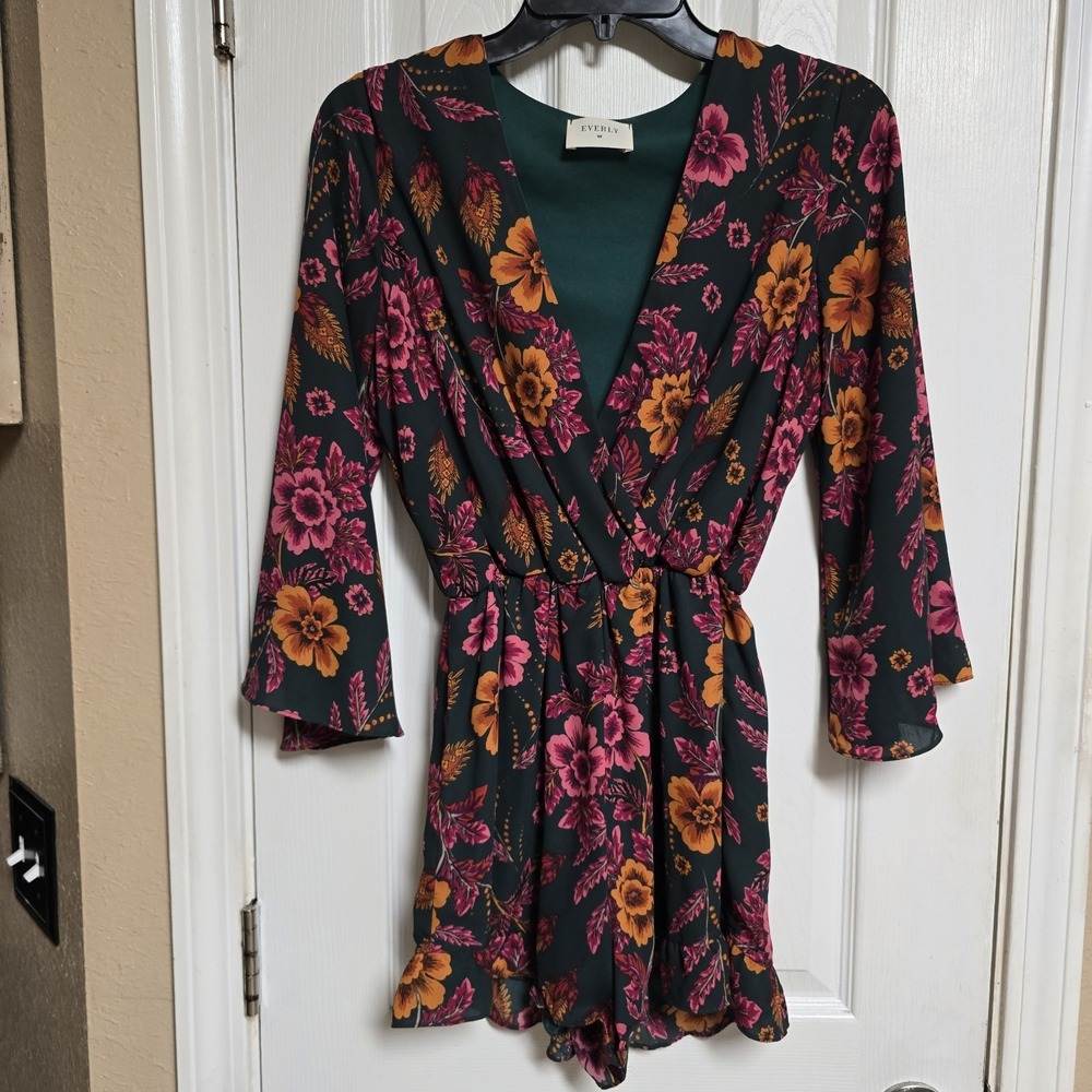 Everly Anthropologie Long Sleeve Romper Size Med Green Floral Faux Wrap‎ Shorts